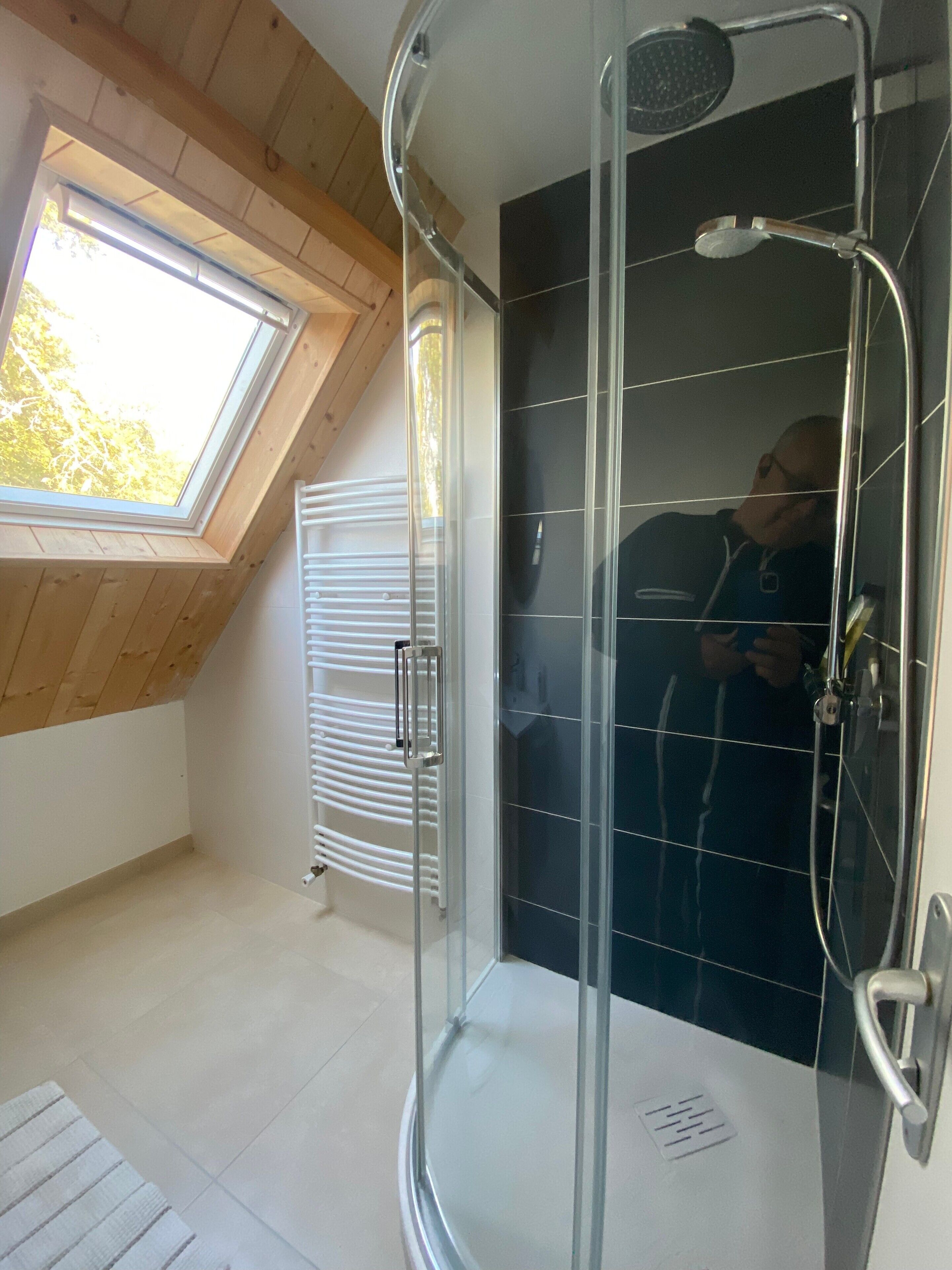 Douche, serviettes fournies