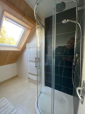Shower, towels - Holiday Home 'Riantec' with Private Terrace, Private Garden and Wi-Fi (Riantec)