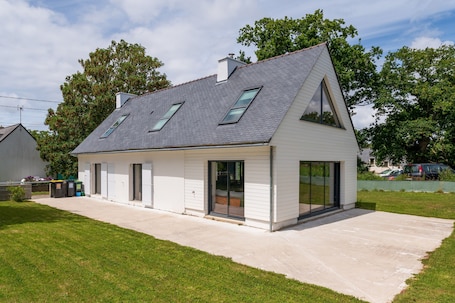 Exterior. Holiday Home 'Riantec' with Private Terrace, Private Garden and Wi-Fi