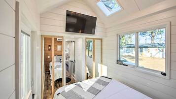 3 slaapkamers, een bureau, een strijkplank/strijkijzer, reisbedje