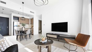 Una sala de estar moderna con un sofá, una mesa de centro y un televisor.