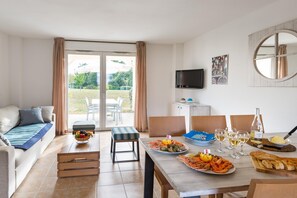 Dining - Country-Coastal Retreat in the Vendée (Talmont-Saint-Hilaire)