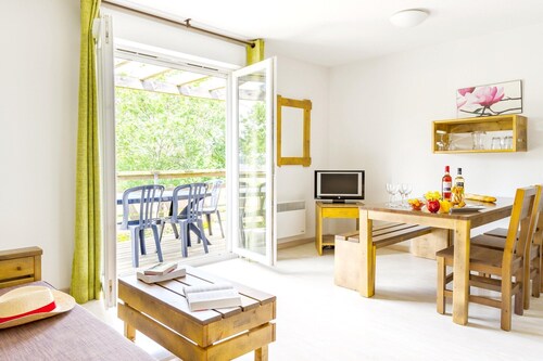 Chic Lakeside Apartment Escape