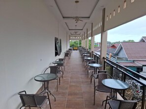 Basic Studio, Balcony, City View | Outdoor dining - Homestay Sa'adah (Kalimantan Selatan)