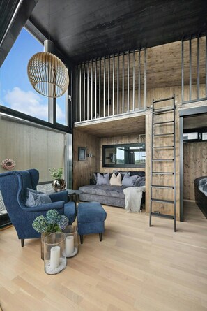 TV, fireplace - Tiny house by beach and river near Gardermoen (Oppaker)
