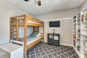Iron/ironing board, internet, bed sheets - Game Room, Private Pool! Family Gem in Mary Esther (Mary Esther)