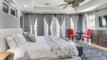 4 bedrooms, iron/ironing board, internet, bed sheets