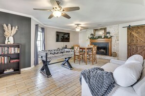 TV, fireplace, foosball, books - Game Room, Private Pool! Family Gem in Mary Esther (Mary Esther)