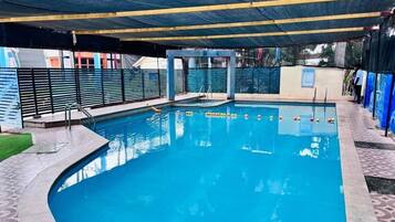 10 outdoor pools