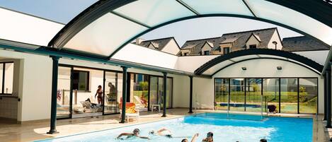 Piscine intérieure
