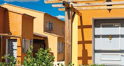 Provençal Cottage for 4 with Pool