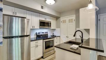 Coffee/tea maker, fridge, microwave, stovetop