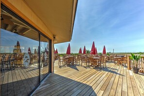 Outdoor dining - Tides, Tennis & Tan Lines: Hilton Head Condo! (Hilton Head Island)