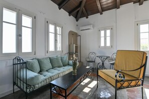 Superior Suite, Patio, Mountain View | Ruang tamu