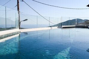 Seasonal outdoor pool, pool umbrellas, sun loungers - Tepeleni Apts with Pool (Parga)