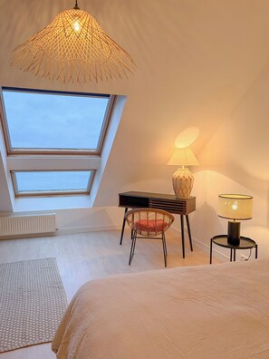 A room with a skylight, a bed, a desk, a chair, and two lamps. - Character house facing Douarnenez bay (Douarnenez)
