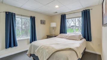 Iron/ironing board, Internet, bed sheets