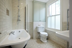 Bathroom - The Courtyard & Eaves House (London)