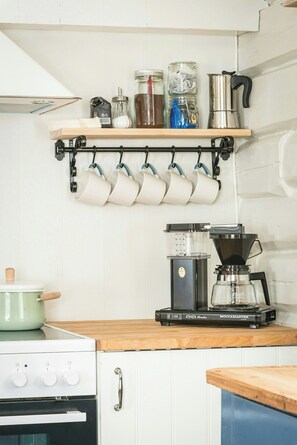 Wasserkocher mit Kaffee-/Teezubehör, Ofen, Geschirrspüler