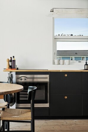 Horno, lavavajillas y cafetera y tetera 