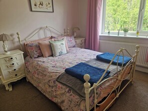 3 bedrooms, free WiFi, bed sheets - Tranquil Escape in Hope Valley (Hope Valley)