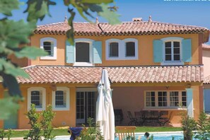 A two-story house with a tiled roof, a swimming pool, and outdoor furniture. - Fayence Provençal House for 4 (Fayence)