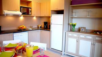 Micro-ondes, plaque de cuisson, lave-vaisselle, chaise haute