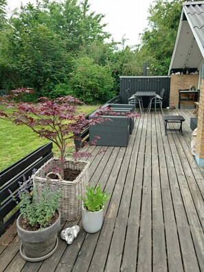 Outdoor dining - Holiday home near Gjerrild for two families (Grenaa)