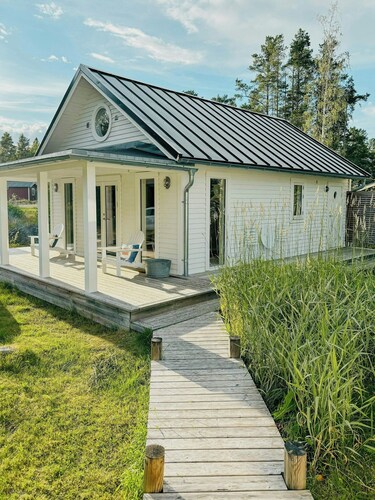 Archipelago home with guest house near Skärså