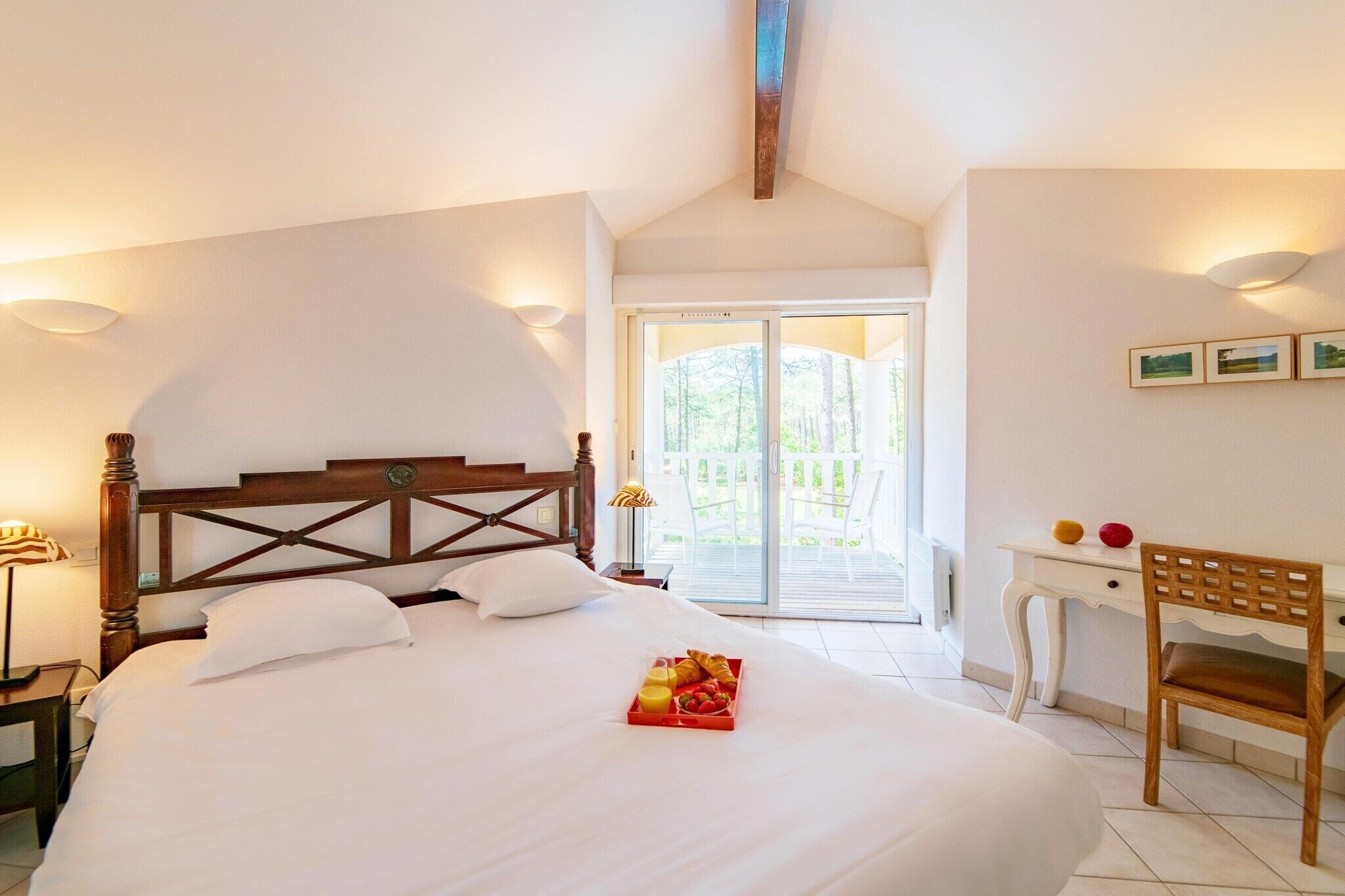 Une chambre à coucher avec un lit, un bureau et une chaise.