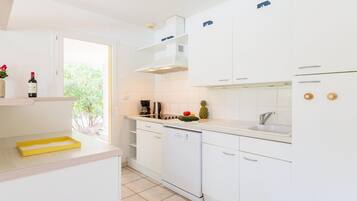 Coffee/tea maker, fridge, microwave, oven