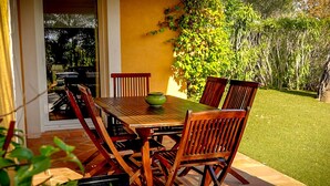 Outdoor dining - Golf Retreat in Mazamet with Pool (Roquebrune-sur-Argens)