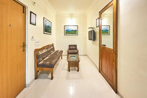 Premium Double Room | Desk - Treebo Vice President (Ahmedabad)
