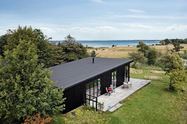 Outdoor dining - Sea view, sunrise and 200 meters to the water (Kalundborg)