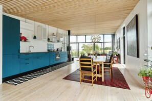Ugn, diskmaskin och kaffe- och tebryggare