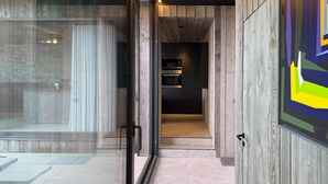 Ein modernes Interieur mit einer Glastür, die zu einer Küchenzeile führt.