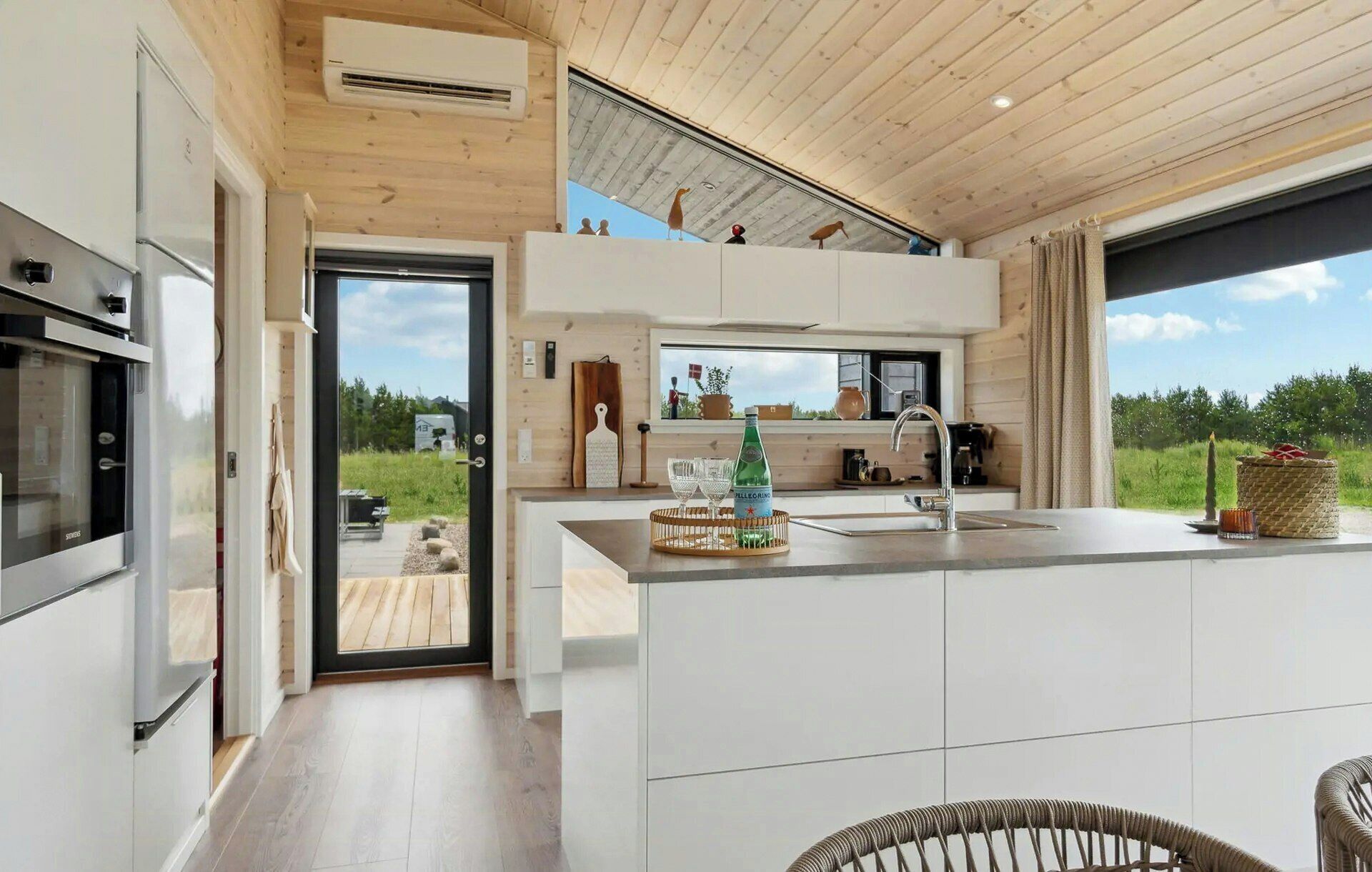 Microwave, oven, dishwasher, coffee/tea maker