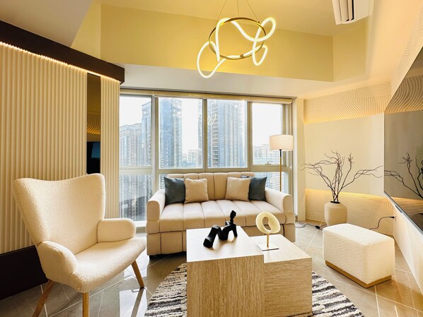 Living area - Cozy Sunlit Lounge w/ Balcony City View Uptown BGC (Taguig)