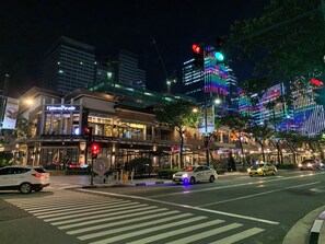 Exterior - Cozy Sunlit Lounge w/ Balcony City View Uptown BGC (Taguig)