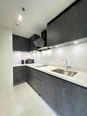 Fridge, microwave, stovetop, electric kettle - Cozy Sunlit Lounge w/ Balcony City View Uptown BGC (Taguig)