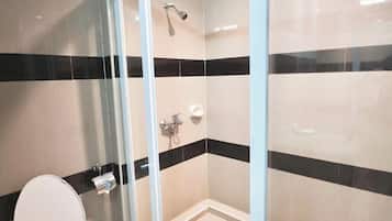 Habitación estándar con 2 camas individuales, vistas a la ciudad | Baño