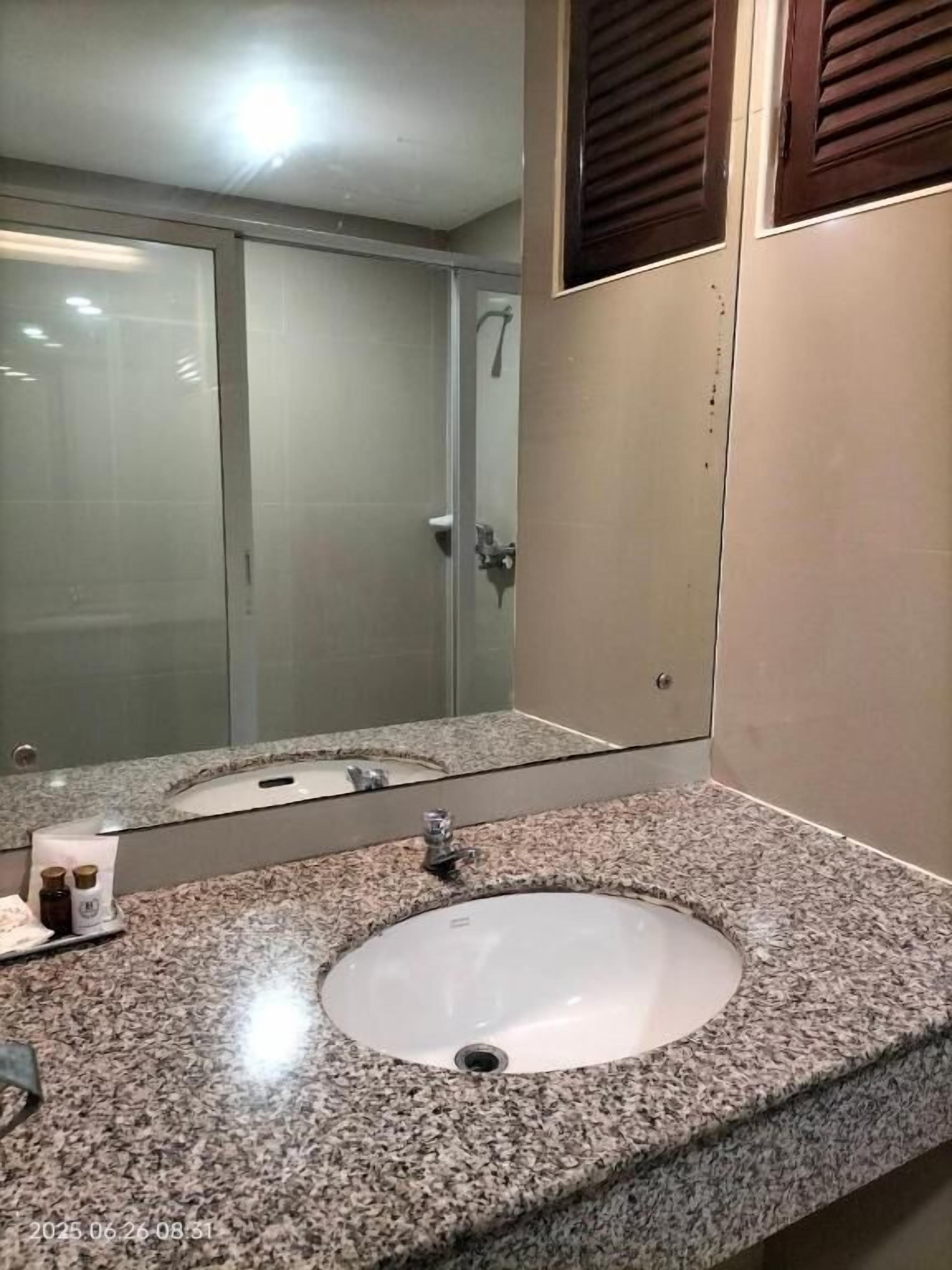 Standard Twin Room, City View | Bathroom