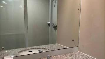 Standard Twin Room, City View | Bathroom