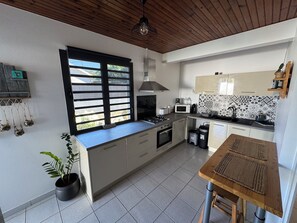 Private kitchen - House offering a serene atmosphere and natural setting. (Saint-Joseph)