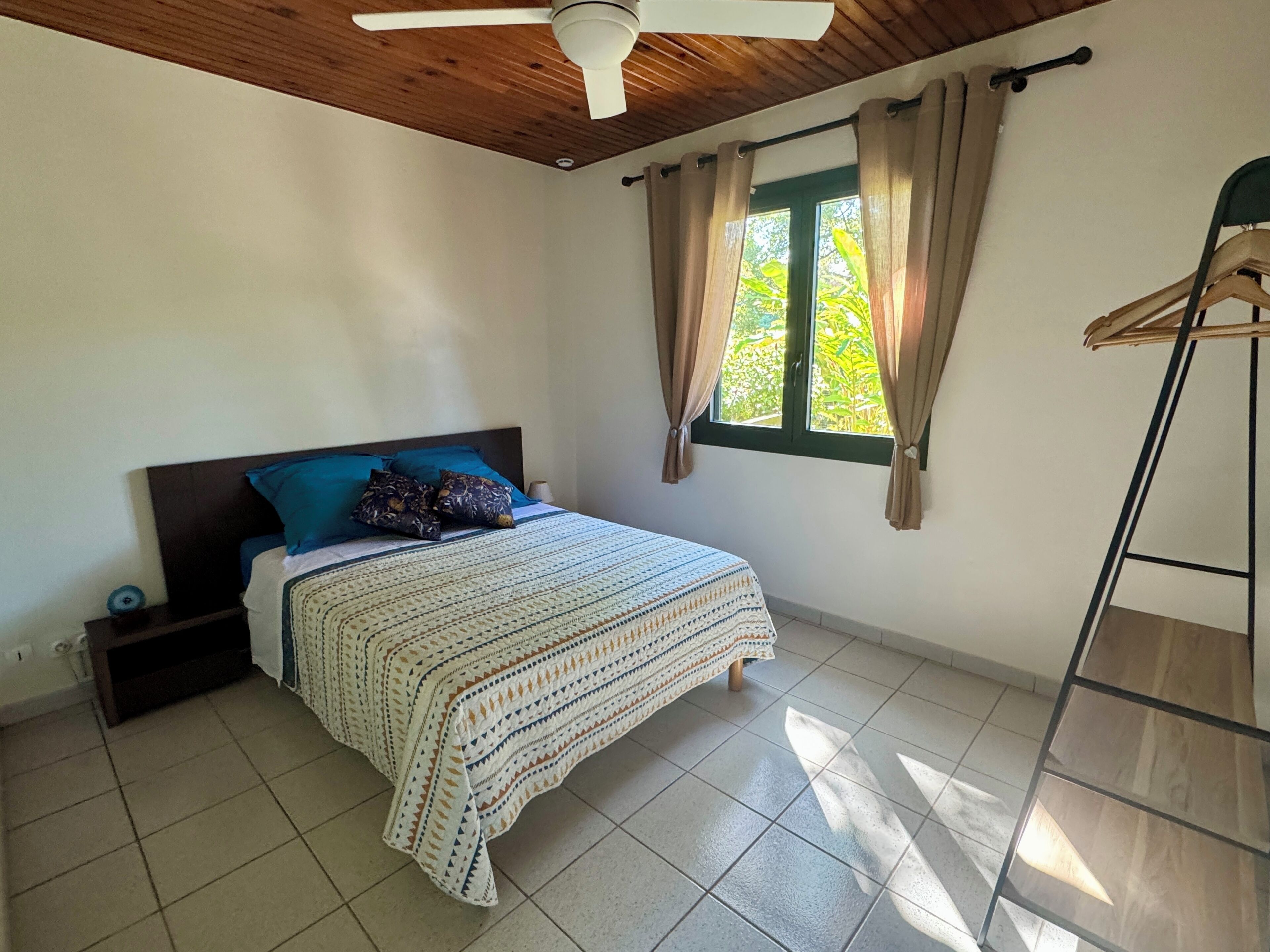 Iron/ironing board, bed sheets