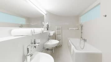 Badewanne, Haartrockner, Handtücher
