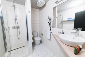 Bañera, secador de pelo, toallas