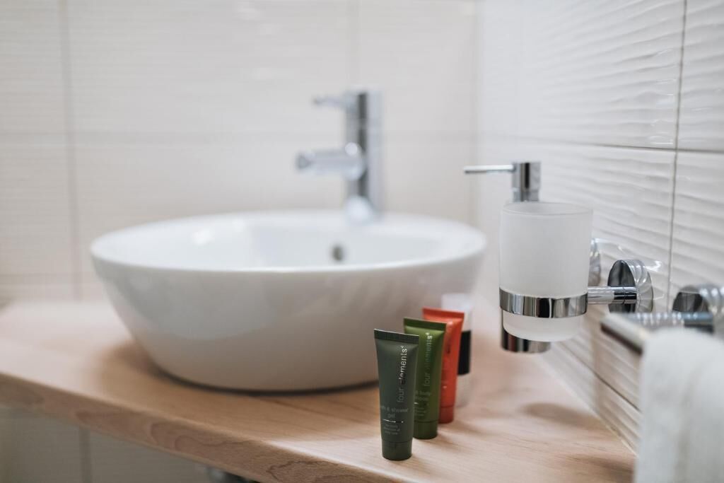 Deluxe Suite, River View | Bathroom | Bathtub, hair dryer, towels