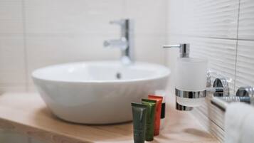 Deluxe Suite, River View | Bathroom | Bathtub, hair dryer, towels