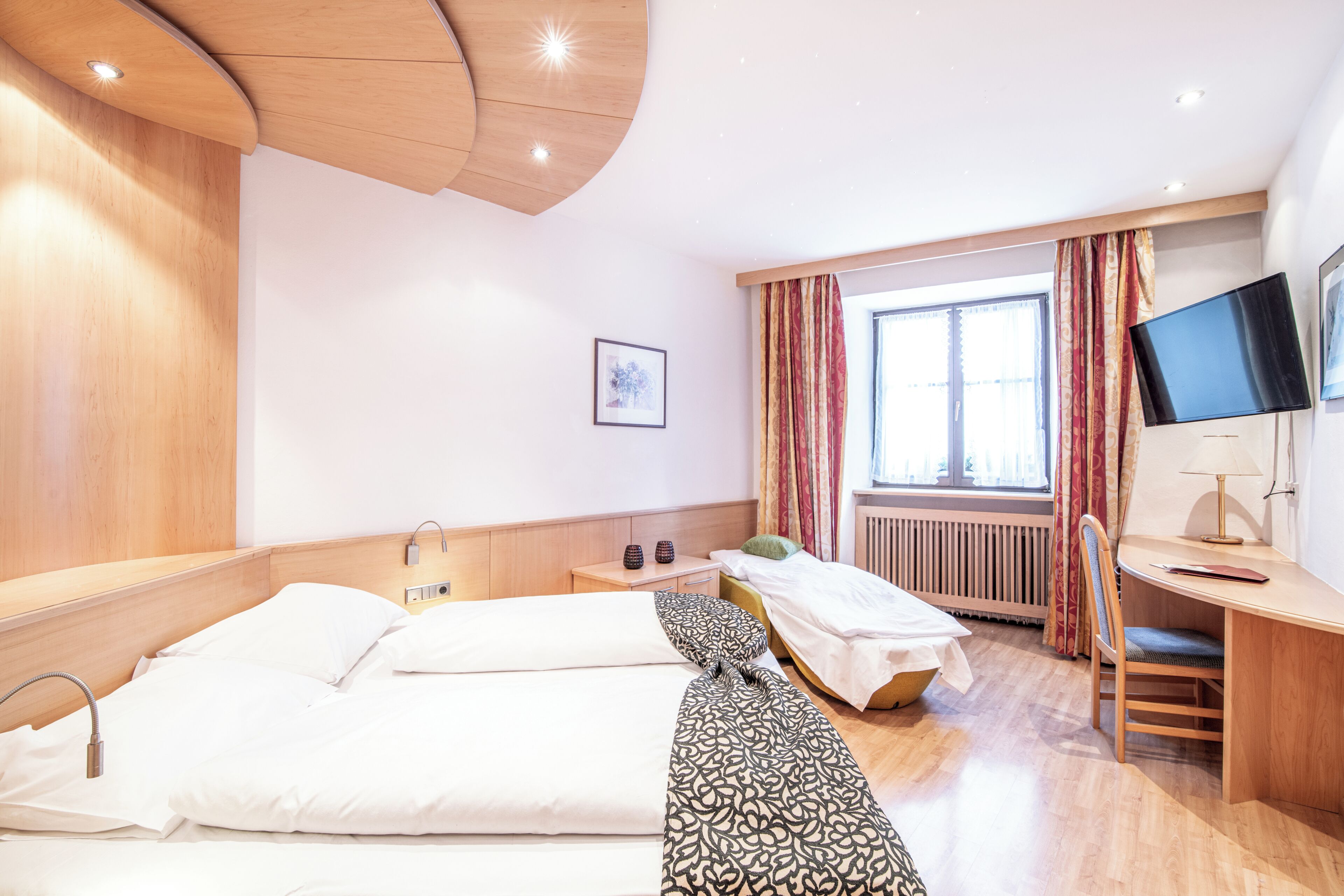 Basic Triple Room, Courtyard View | In-room safe, free WiFi